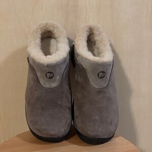 Merrill Shearling Lined slip ons. No size tag. Measures to a size 7